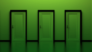 Symbolische Darstellung von drei geschlossenen grünen Türen für neue Möglichkeiten der generativen KI