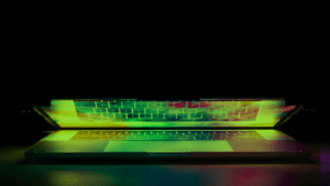Leuchtende und farbige Laptop-Tastatur als Symbol für generative KI-Technologien